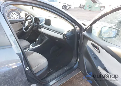 2019 Toyota Yaris Le z USA, uszkodzony, nr VIN 3MYDLBYV8KY507100